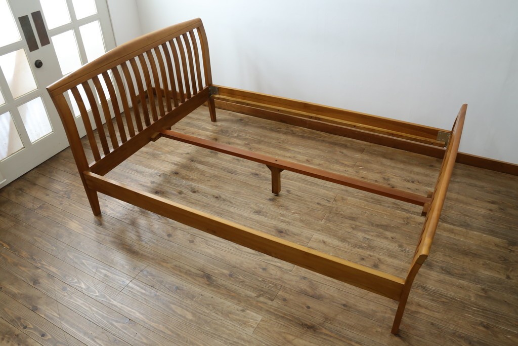 中古　美品　希少な廃番品　チーク無垢材　SCANTEAK(スキャンティーク)　天然木の温もりを感じられるダブルサイズのベッドフレーム　(R-085391)