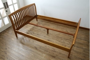 中古　美品　希少な廃番品　チーク無垢材　SCANTEAK(スキャンティーク)　天然木の温もりを感じられるダブルサイズのベッドフレーム　(R-085391)