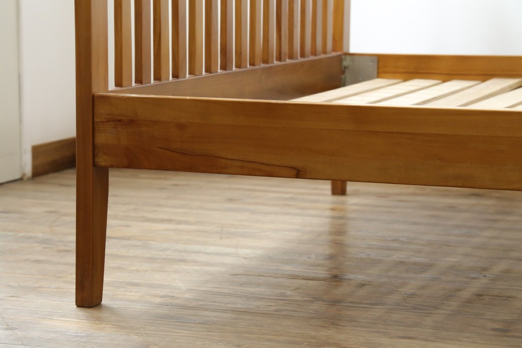 中古　美品　希少な廃番品　チーク無垢材　SCANTEAK(スキャンティーク)　天然木の温もりを感じられるダブルサイズのベッドフレーム　(R-085391)