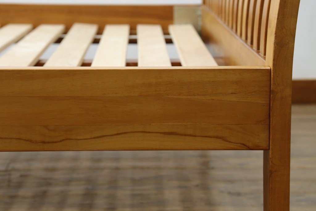 中古　美品　希少な廃番品　チーク無垢材　SCANTEAK(スキャンティーク)　天然木の温もりを感じられるダブルサイズのベッドフレーム　(R-085391)