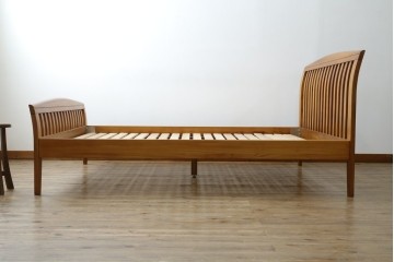 中古　美品　希少な廃番品　チーク無垢材　SCANTEAK(スキャンティーク)　天然木の温もりを感じられるダブルサイズのベッドフレーム　(R-085391)