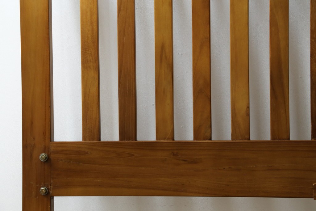 中古　美品　希少な廃番品　チーク無垢材　SCANTEAK(スキャンティーク)　天然木の温もりを感じられるダブルサイズのベッドフレーム　(R-085391)