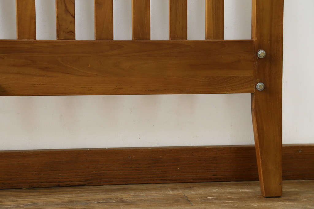 中古　美品　希少な廃番品　チーク無垢材　SCANTEAK(スキャンティーク)　天然木の温もりを感じられるダブルサイズのベッドフレーム　(R-085391)