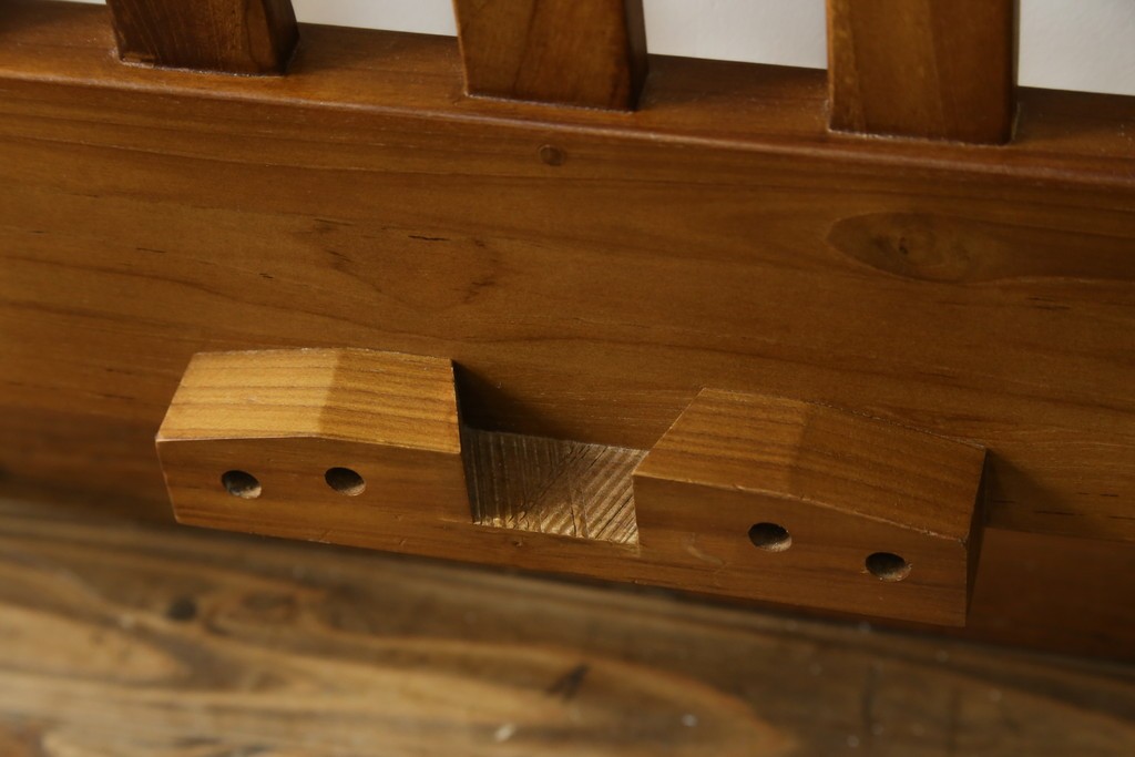 中古　美品　希少な廃番品　チーク無垢材　SCANTEAK(スキャンティーク)　天然木の温もりを感じられるダブルサイズのベッドフレーム　(R-085391)