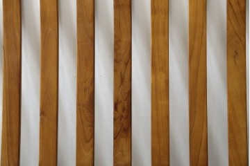 中古　美品　希少な廃番品　チーク無垢材　SCANTEAK(スキャンティーク)　天然木の温もりを感じられるダブルサイズのベッドフレーム　(R-085391)