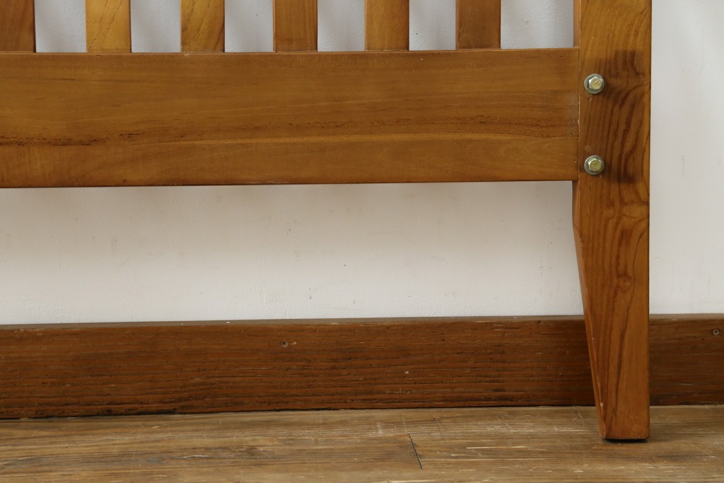 中古　美品　希少な廃番品　チーク無垢材　SCANTEAK(スキャンティーク)　天然木の温もりを感じられるダブルサイズのベッドフレーム　(R-085391)