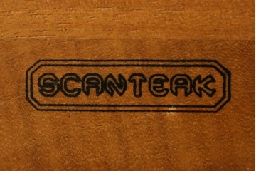 中古　美品　希少な廃番品　チーク無垢材　SCANTEAK(スキャンティーク)　天然木の温もりを感じられるダブルサイズのベッドフレーム　(R-085391)