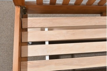 中古　美品　希少な廃番品　チーク無垢材　SCANTEAK(スキャンティーク)　天然木の温もりを感じられるダブルサイズのベッドフレーム　(R-085391)