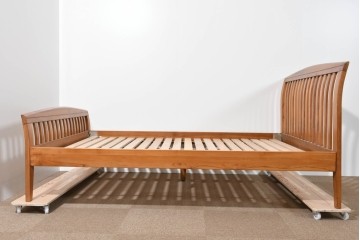 中古　美品　希少な廃番品　チーク無垢材　SCANTEAK(スキャンティーク)　天然木の温もりを感じられるダブルサイズのベッドフレーム　(R-085391)