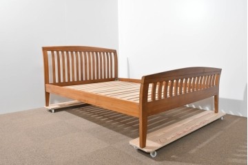 中古　美品　希少な廃番品　チーク無垢材　SCANTEAK(スキャンティーク)　天然木の温もりを感じられるダブルサイズのベッドフレーム　(R-085391)