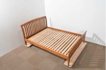 中古　美品　希少な廃番品　チーク無垢材　SCANTEAK(スキャンティーク)　天然木の温もりを感じられるダブルサイズのベッドフレーム　(R-085391)