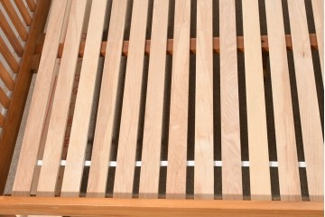 中古　美品　希少な廃番品　チーク無垢材　SCANTEAK(スキャンティーク)　天然木の温もりを感じられるダブルサイズのベッドフレーム　(R-085391)