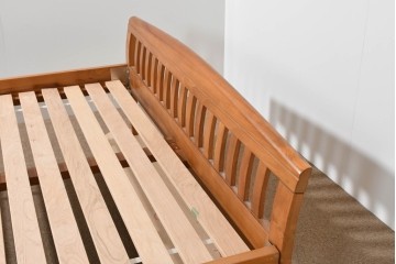 中古　美品　希少な廃番品　チーク無垢材　SCANTEAK(スキャンティーク)　天然木の温もりを感じられるダブルサイズのベッドフレーム　(R-085391)