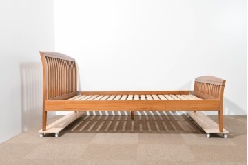 中古　美品　希少な廃番品　チーク無垢材　SCANTEAK(スキャンティーク)　天然木の温もりを感じられるダブルサイズのベッドフレーム　(R-085391)