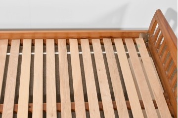 中古　美品　希少な廃番品　チーク無垢材　SCANTEAK(スキャンティーク)　天然木の温もりを感じられるダブルサイズのベッドフレーム　(R-085391)