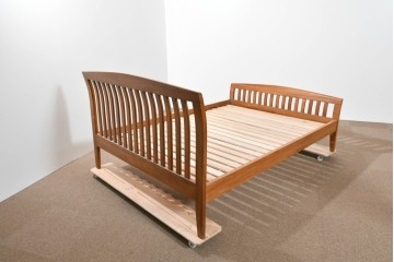 中古　美品　希少な廃番品　チーク無垢材　SCANTEAK(スキャンティーク)　天然木の温もりを感じられるダブルサイズのベッドフレーム　(R-085391)