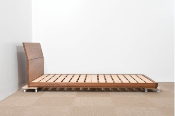 中古　美品　ウォールナット無垢材(一部合板)　木材の温かみを感じられるシングルサイズのベッドフレーム　定価約17万円　(R-085393)