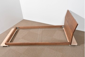 中古　美品　ウォールナット無垢材(一部合板)　木材の温かみを感じられるシングルサイズのベッドフレーム　定価約17万円　(R-085393)