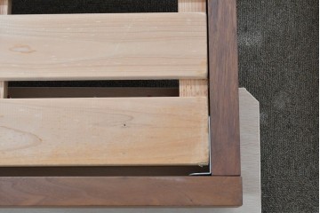 中古　美品　ウォールナット無垢材(一部合板)　木材の温かみを感じられるシングルサイズのベッドフレーム　定価約17万円　(R-085393)