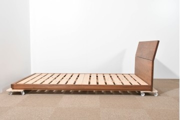 中古　美品　ウォールナット無垢材(一部合板)　木材の温かみを感じられるシングルサイズのベッドフレーム　定価約17万円　(R-085393)