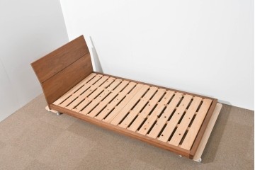 中古　美品　ウォールナット無垢材(一部合板)　木材の温かみを感じられるシングルサイズのベッドフレーム　定価約17万円　(R-085393)