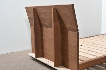 中古　美品　ウォールナット無垢材(一部合板)　木材の温かみを感じられるシングルサイズのベッドフレーム　定価約17万円　(R-085393)