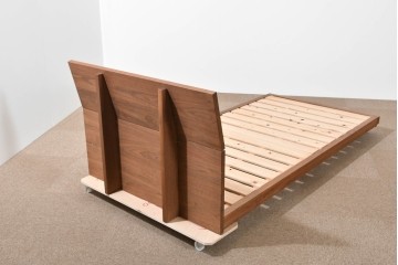 中古　美品　ウォールナット無垢材(一部合板)　木材の温かみを感じられるシングルサイズのベッドフレーム　定価約17万円　(R-085393)