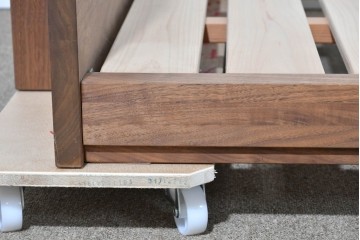 中古　美品　ウォールナット無垢材(一部合板)　木材の温かみを感じられるシングルサイズのベッドフレーム　定価約17万円　(R-085393)