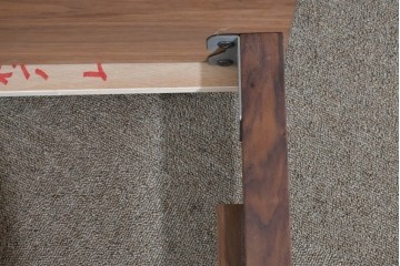 中古　美品　ウォールナット無垢材(一部合板)　木材の温かみを感じられるシングルサイズのベッドフレーム　定価約17万円　(R-085393)