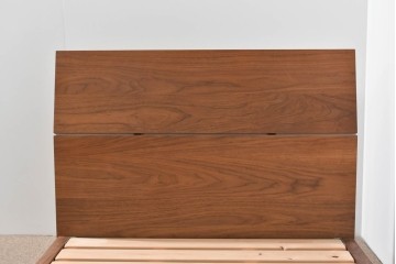 中古　美品　ウォールナット無垢材(一部合板)　木材の温かみを感じられるシングルサイズのベッドフレーム　定価約17万円　(R-085393)