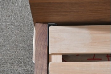中古　美品　ウォールナット無垢材(一部合板)　木材の温かみを感じられるシングルサイズのベッドフレーム　定価約17万円　(R-085393)