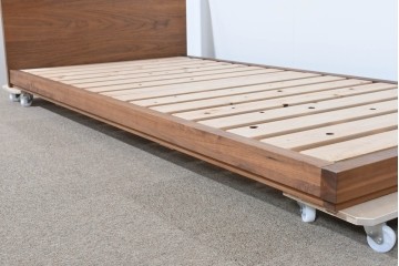 中古　美品　ウォールナット無垢材(一部合板)　木材の温かみを感じられるシングルサイズのベッドフレーム　定価約17万円　(R-085393)