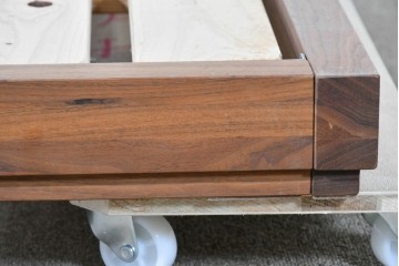 中古　美品　ウォールナット無垢材(一部合板)　木材の温かみを感じられるシングルサイズのベッドフレーム　定価約17万円　(R-085393)