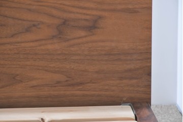 中古　美品　ウォールナット無垢材(一部合板)　木材の温かみを感じられるシングルサイズのベッドフレーム　定価約17万円　(R-085393)