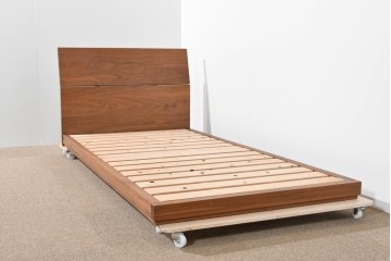 中古　美品　ウォールナット無垢材(一部合板)　木材の温かみを感じられるシングルサイズのベッドフレーム　定価約17万円　(R-085393)