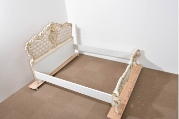 中古　イタリア高級家具　SILIK(シリック)　ロココ調装飾が華やかなベッドフレーム(キングサイズ)　定価約125万円相当　(R-085394)