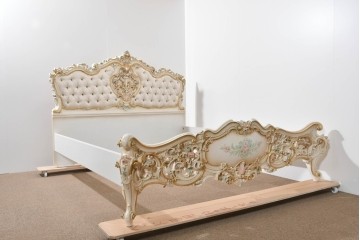 中古　イタリア高級家具　SILIK(シリック)　ロココ調装飾が華やかなベッドフレーム(キングサイズ)　定価約125万円相当　(R-085394)