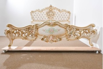 中古　イタリア高級家具　SILIK(シリック)　ロココ調装飾が華やかなベッドフレーム(キングサイズ)　定価約125万円相当　(R-085394)
