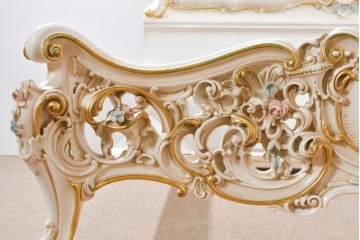 中古　イタリア高級家具　SILIK(シリック)　ロココ調装飾が華やかなベッドフレーム(キングサイズ)　定価約125万円相当　(R-085394)