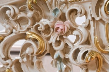 中古　イタリア高級家具　SILIK(シリック)　ロココ調装飾が華やかなベッドフレーム(キングサイズ)　定価約125万円相当　(R-085394)