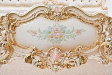 中古　イタリア高級家具　SILIK(シリック)　ロココ調装飾が華やかなベッドフレーム(キングサイズ)　定価約125万円相当　(R-085394)