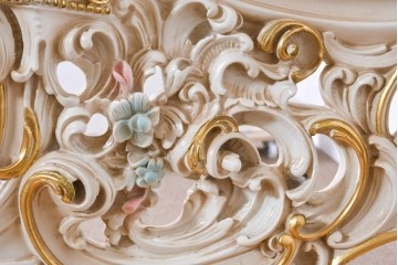 中古　イタリア高級家具　SILIK(シリック)　ロココ調装飾が華やかなベッドフレーム(キングサイズ)　定価約125万円相当　(R-085394)