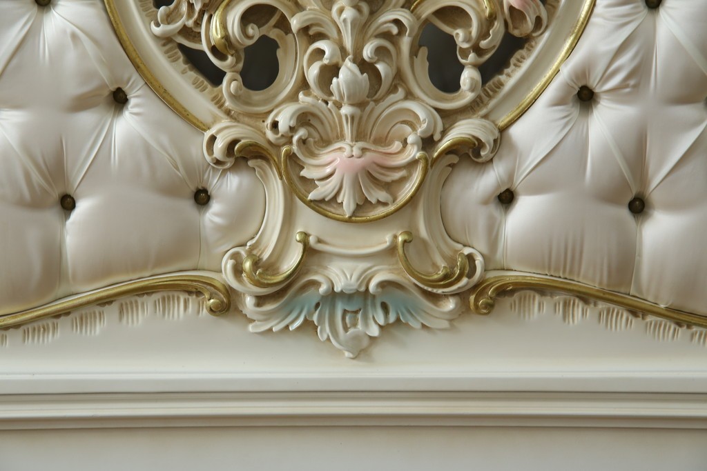 中古　イタリア高級家具　SILIK(シリック)　ロココ調装飾が華やかなキングサイズのベッドフレーム　定価約125万円相当　(R-085394)