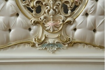 中古　イタリア高級家具　SILIK(シリック)　ロココ調装飾が華やかなキングサイズのベッドフレーム　定価約125万円相当　(R-085394)