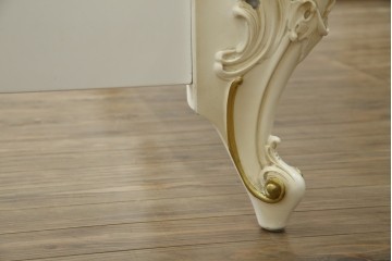 中古　イタリア高級家具　SILIK(シリック)　ロココ調装飾が華やかなキングサイズのベッドフレーム　定価約125万円相当　(R-085394)