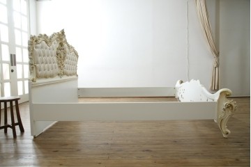 中古　イタリア高級家具　SILIK(シリック)　ロココ調装飾が華やかなキングサイズのベッドフレーム　定価約125万円相当　(R-085394)