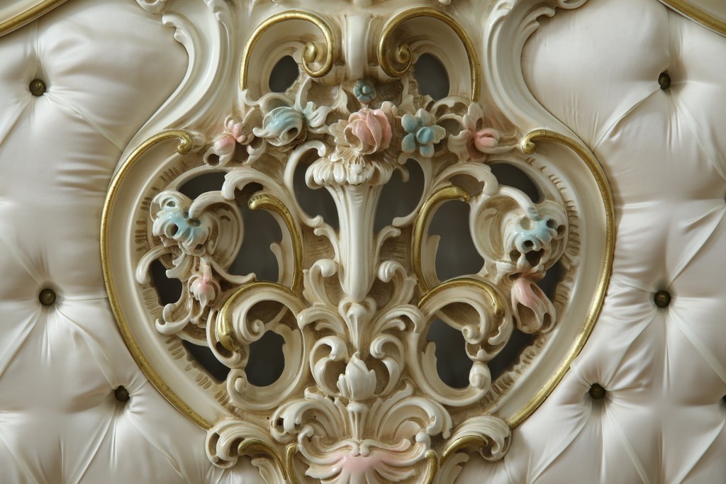 中古　イタリア高級家具　SILIK(シリック)　ロココ調装飾が華やかなキングサイズのベッドフレーム　定価約125万円相当　(R-085394)