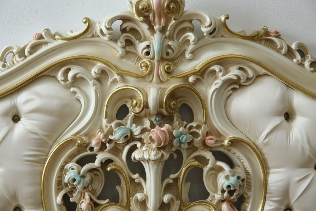 中古　イタリア高級家具　SILIK(シリック)　ロココ調装飾が華やかなキングサイズのベッドフレーム　定価約125万円相当　(R-085394)