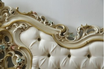 中古　イタリア高級家具　SILIK(シリック)　ロココ調装飾が華やかなキングサイズのベッドフレーム　定価約125万円相当　(R-085394)