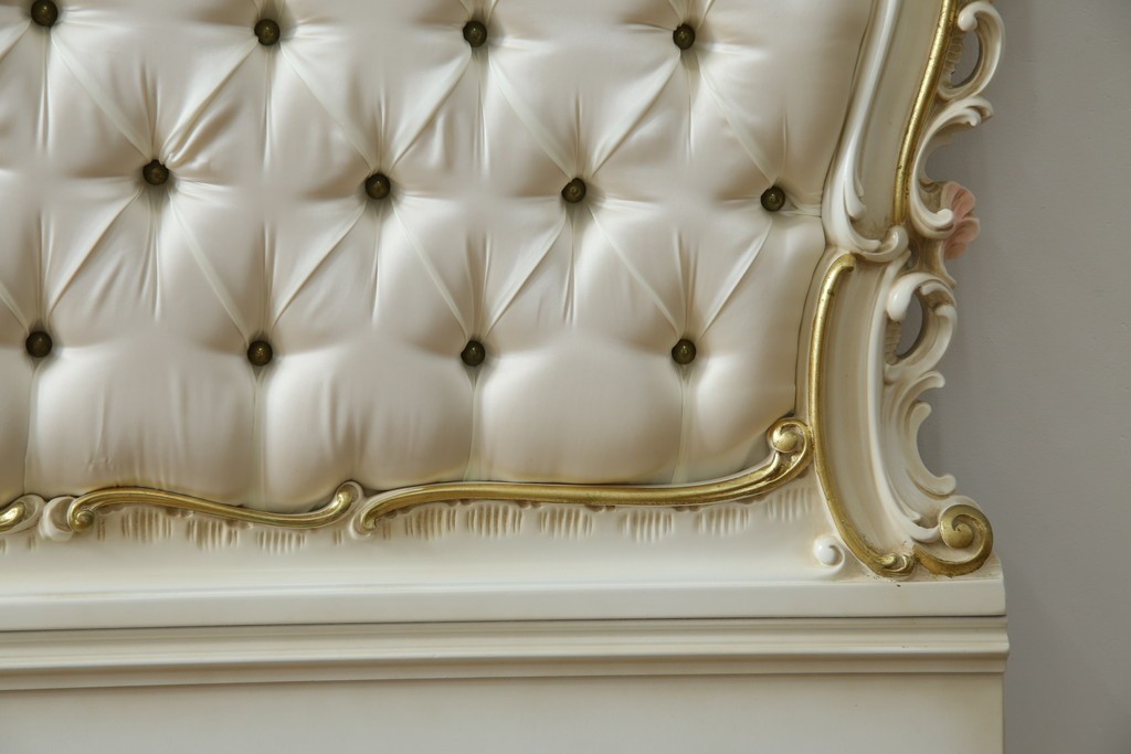 中古　イタリア高級家具　SILIK(シリック)　ロココ調装飾が華やかなキングサイズのベッドフレーム　定価約125万円相当　(R-085394)